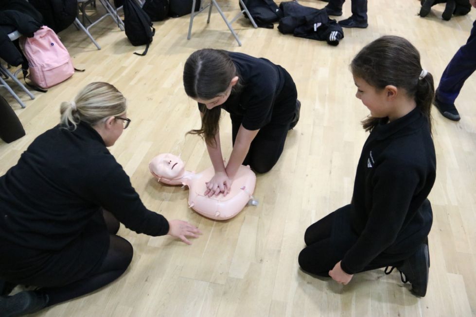 y7s practice CPR on a model